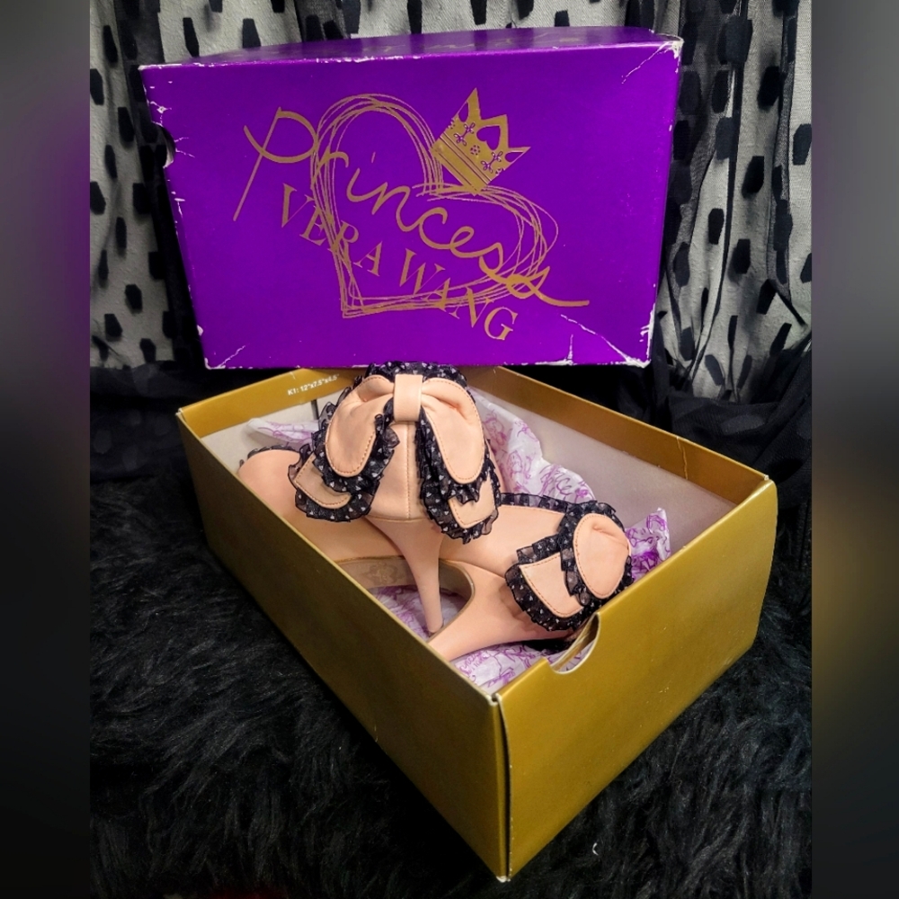 Princess Vera Wang "nude" peep toe Betty heels with bow. Size 8.